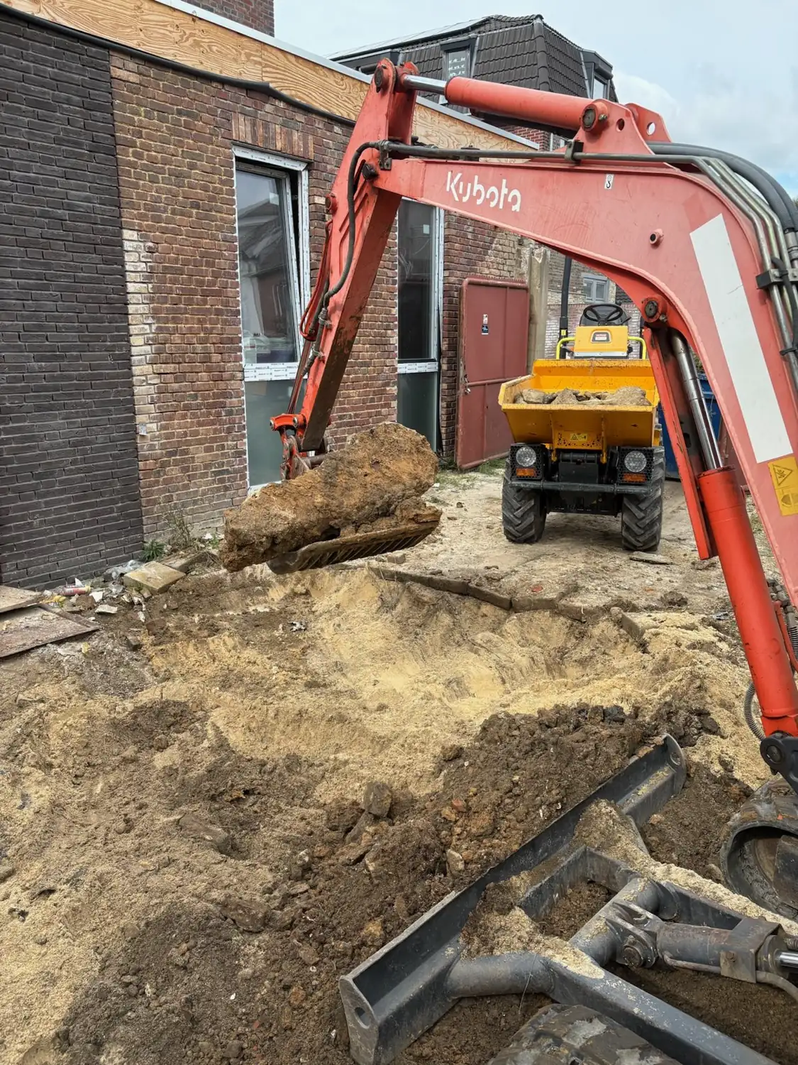Grondverzet met graafmachine door Tuinbazen
