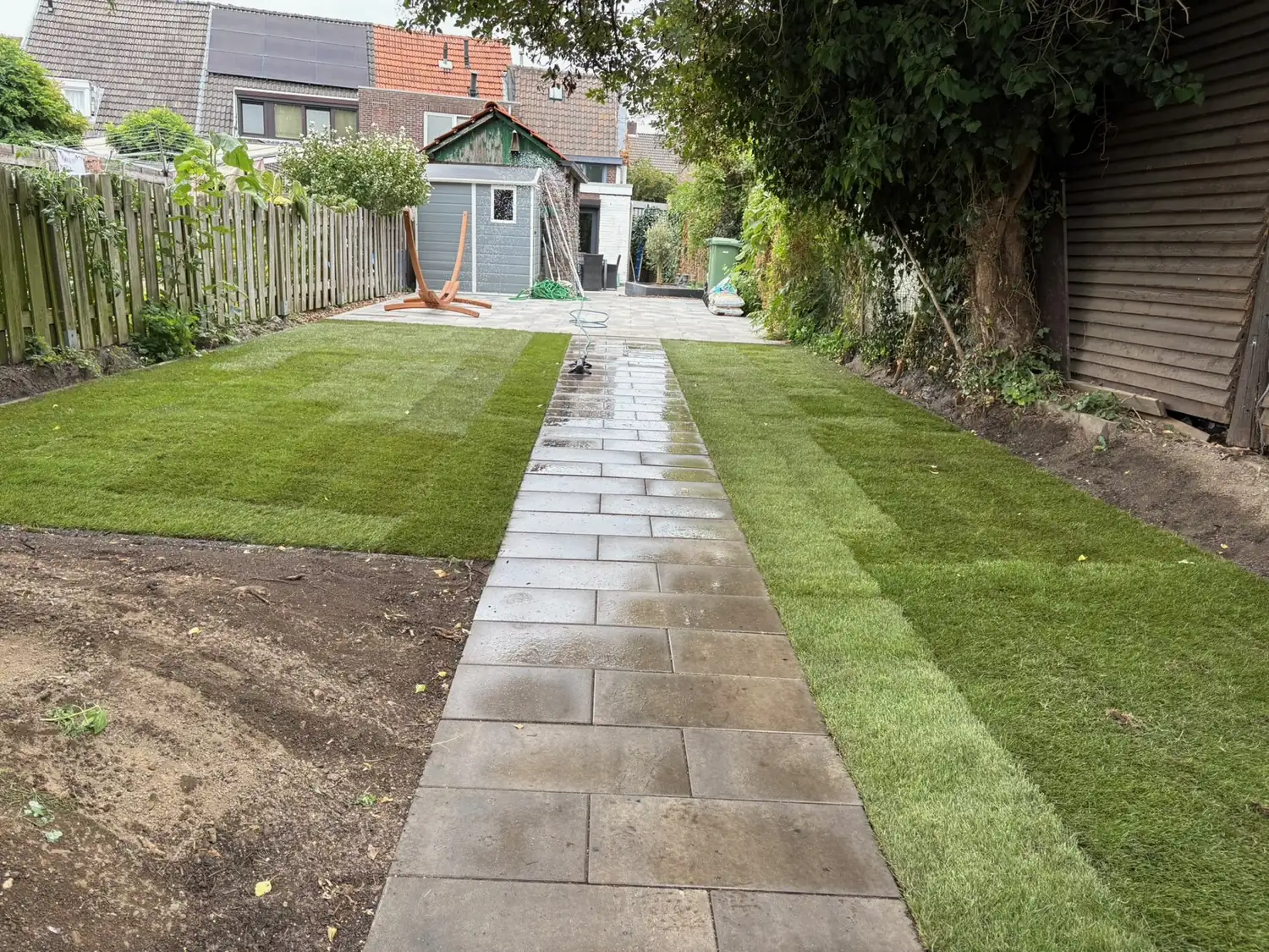 Gazon met tegelpad, Tuinbazen