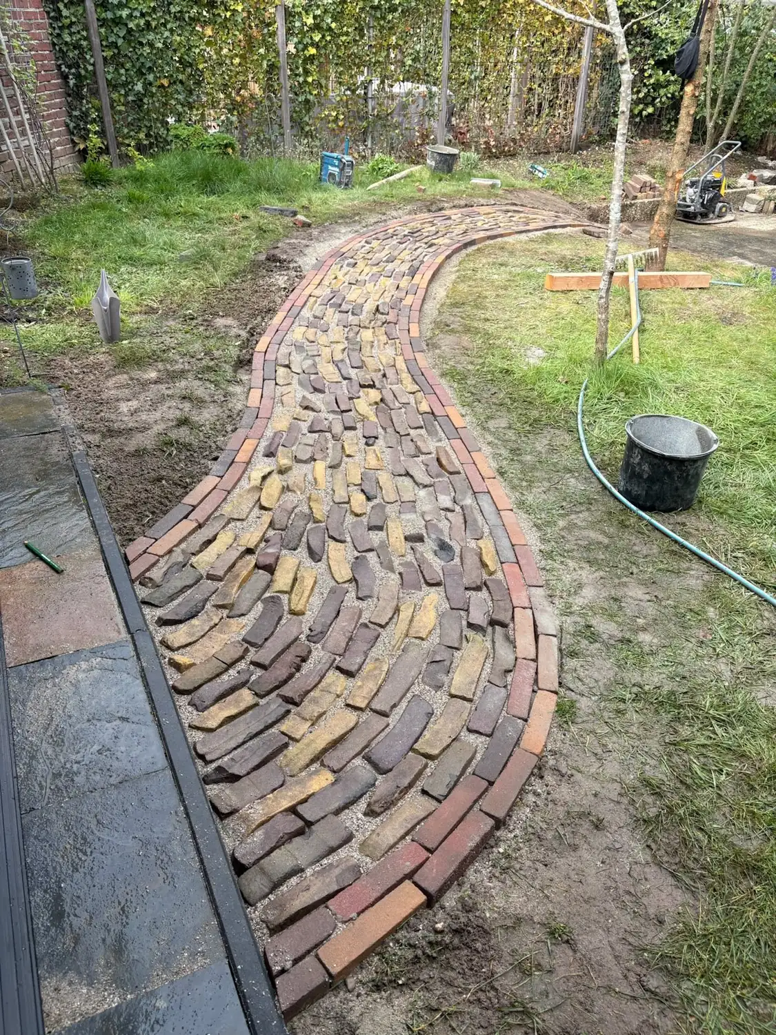 Kasseienpad aangelegd door Tuinbazen