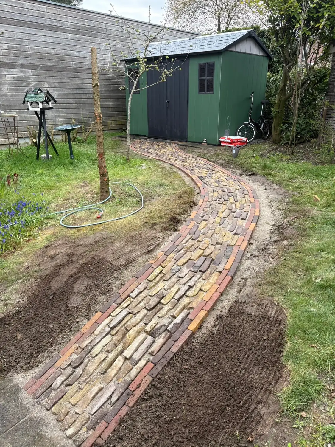 Kasseienpad naar tuinhuis, Tuinbazen