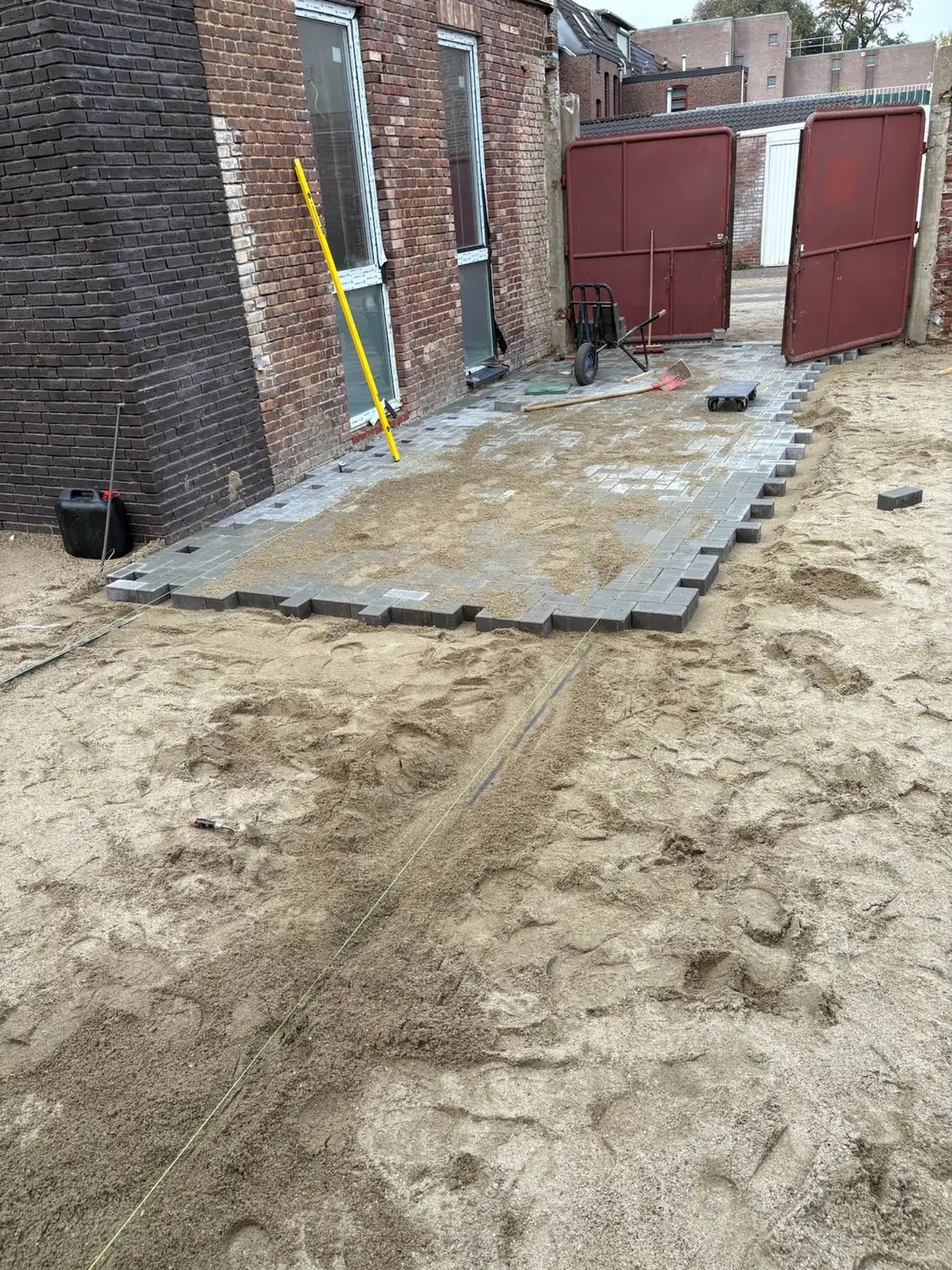 Bestrating tegen de gevel, Tuinbazen