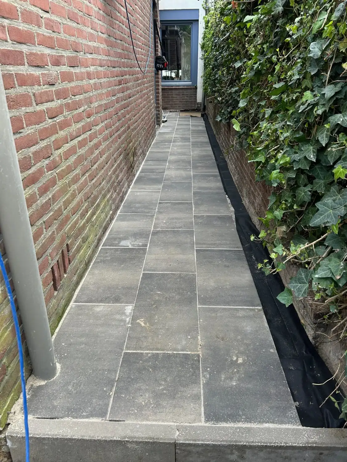 Tegelpad langs de woning, Tuinbazen