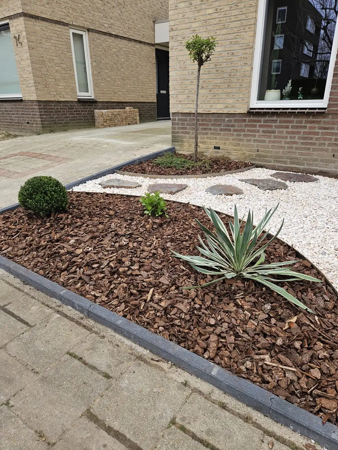 Voortuin met grind, Tuinbazen